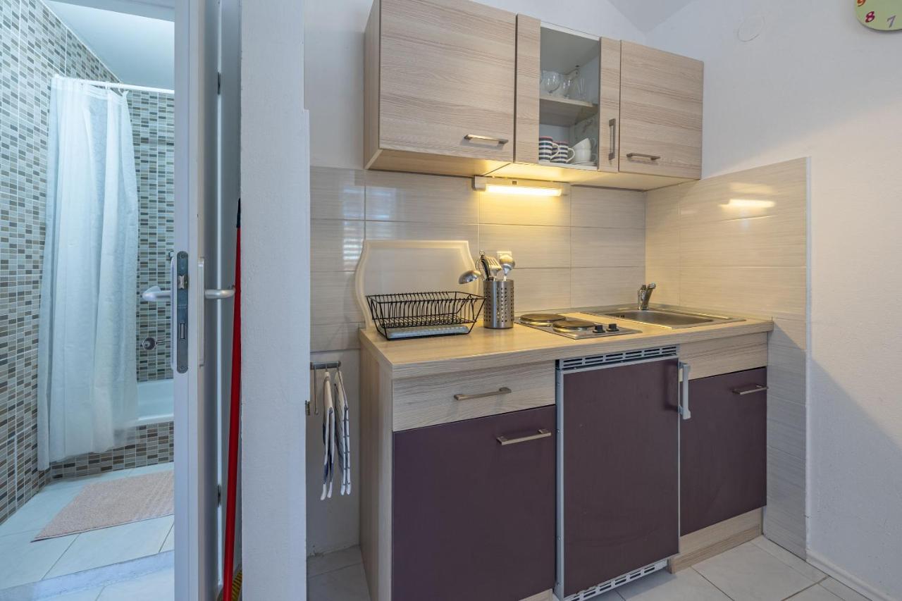 Apartments Iskra Vrboska Exterior photo