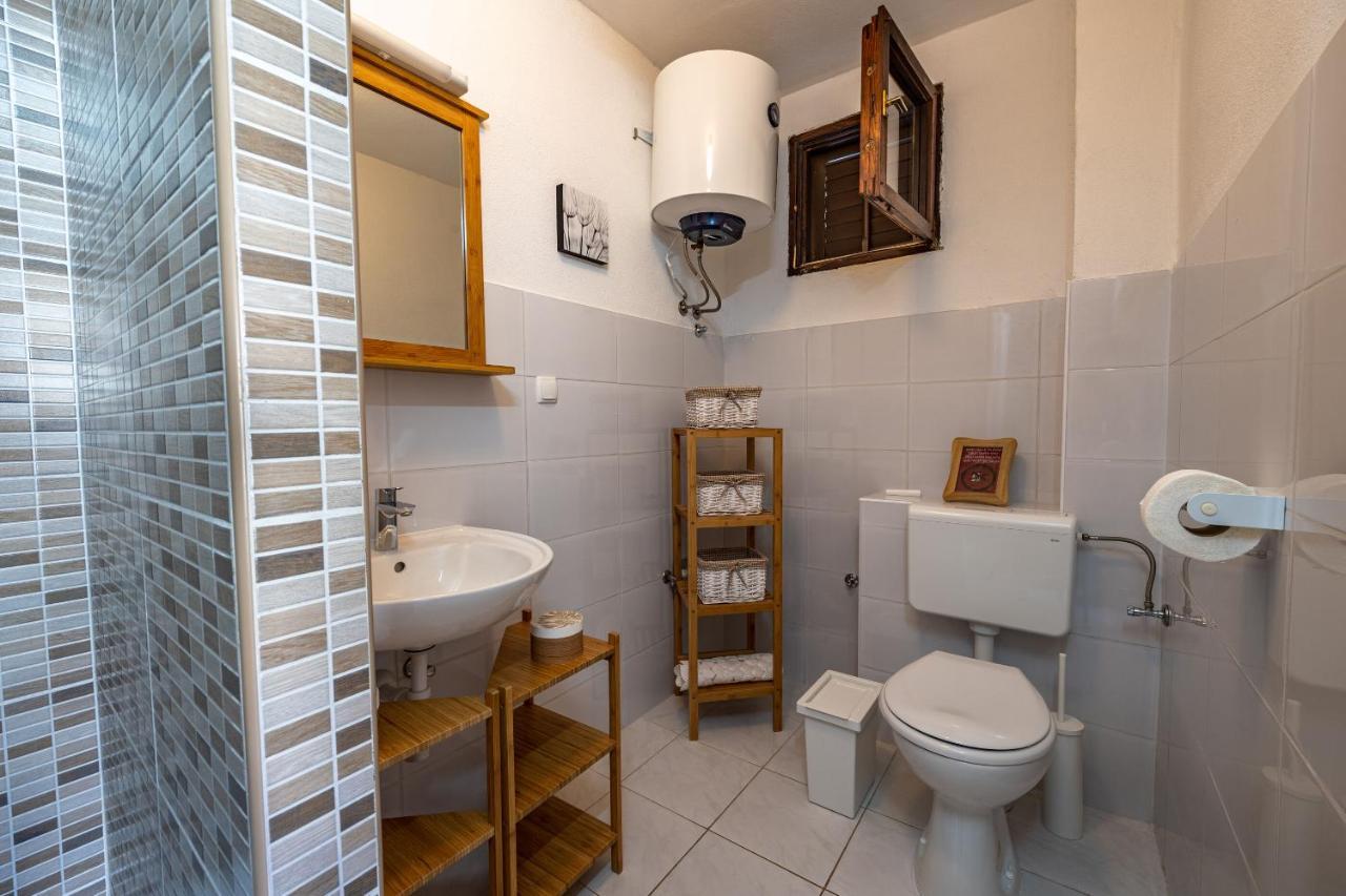 Apartments Iskra Vrboska Exterior photo