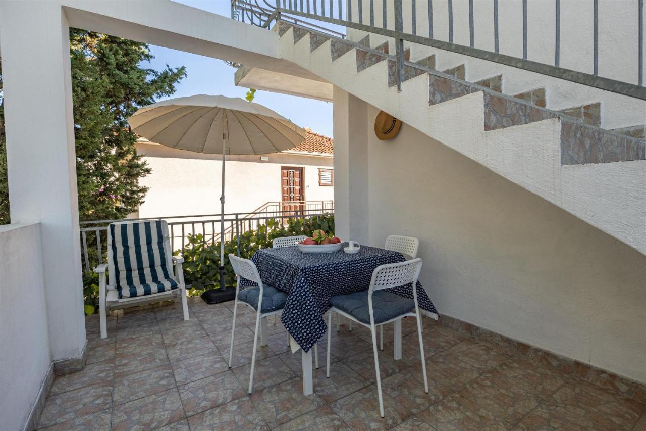 Apartments Iskra Vrboska Exterior photo
